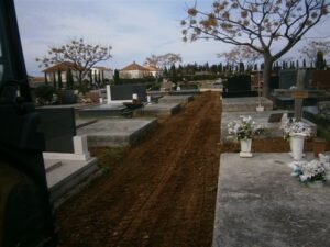 Nasipavanje šljunka i uređenje staza na Gradskom groblju - Fotografija 08