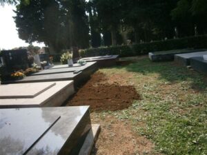 Nasipavanje šljunka i uređenje staza na Gradskom groblju - Fotografija 1