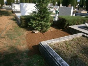 Nasipavanje šljunka i uređenje staza na Gradskom groblju - Fotografija 13