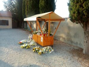Otvoreno prodajno mjesto na groblju Belafuža - Fotografija 02