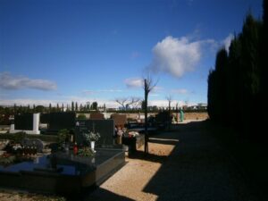 Uređenje okoliša na Gradskom groblju - Fotografija 05