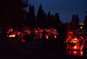 Blagdan Sv. svetih na Gradskom groblju noću - Fotografija 13