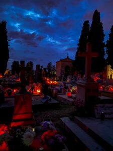 Blagdan Sv. svetih na Gradskom groblju noću - Fotografija 15