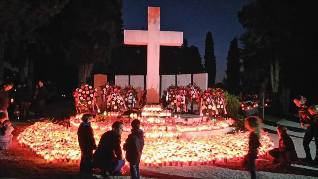 Noćni pogled na Gradsko Groblje – Svi Sveti