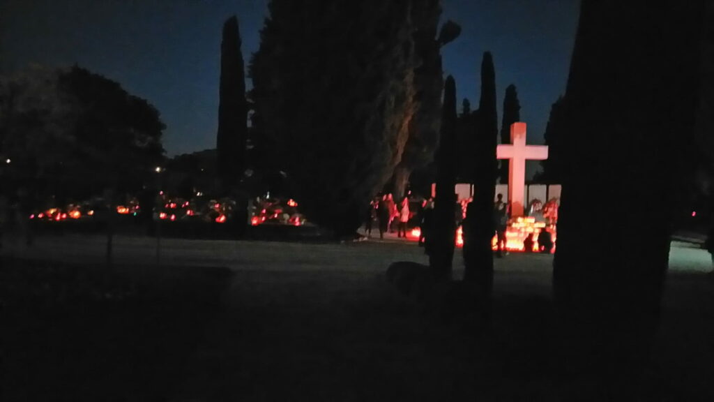 Noćni pogled na Gradsko Groblje – Svi Sveti
