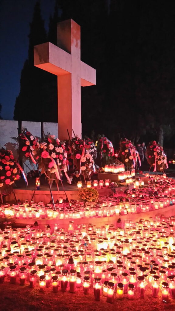 Noćni pogled na Gradsko Groblje – Svi Sveti