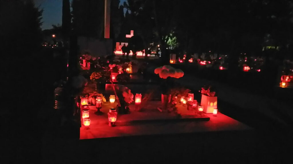 Noćni pogled na Gradsko Groblje – Svi Sveti