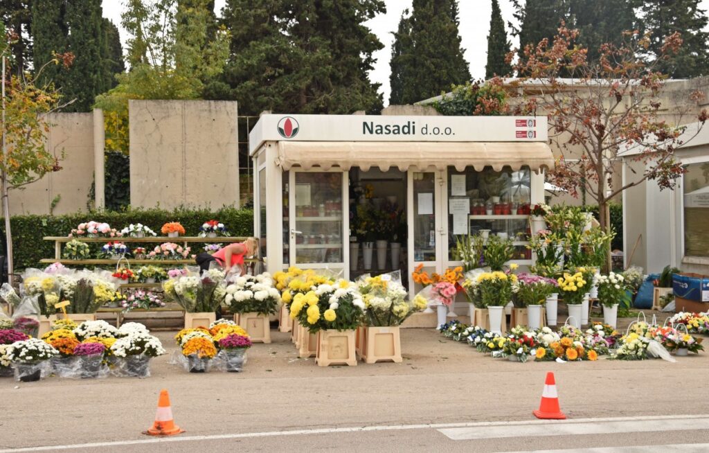 Ponuda cvjećarnica na Gradskom Groblju